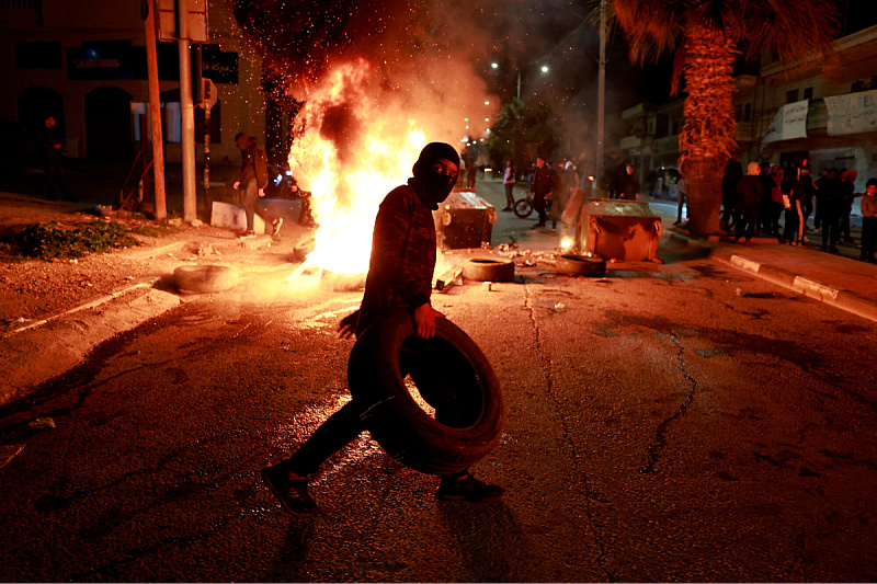 Mladi Palestinci zapalili vatru kako bi spriječila prolazak vojske u grad Beitunia (Foto: Reuters)