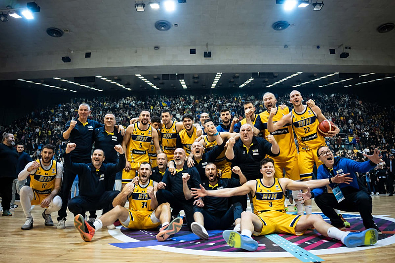 Slavlje bh. košarkaša poslije velike pobjede protiv Hrvatske (Foto: FIBA)