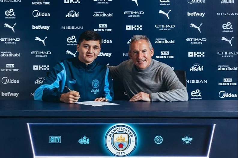 Husanov i Begiristain (Foto: Manchester City)