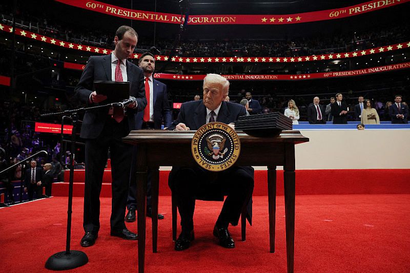 Donald Trump potpisivao izvršne odluke u Capital One areni (Foto: Reuters)