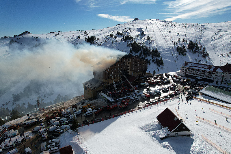 Vatrena stihija progutala dio hotela. (Foto: Reuters)