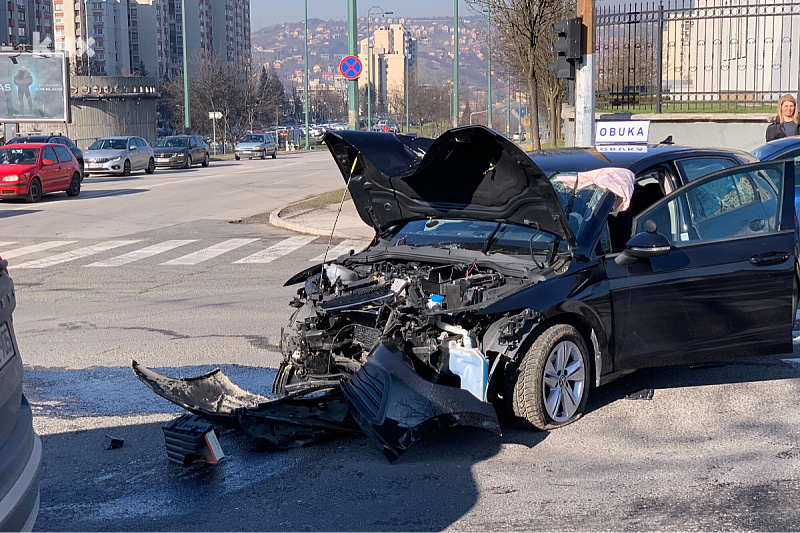 Automobil udario u drvo u sarajevskom naselju Mojmilo (Foto: T. S./Klix.ba)