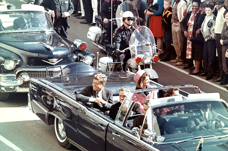 John F. Kennedy u predsjedničkoj limuzini nekoliko minuta prije atentata u Dallasu (Foto: Wikicommons)