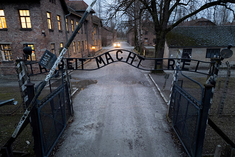 Znak koji je dočekao svih 1,3 miliona zatvorenika u Auschwitzu (Foto: Reuters)