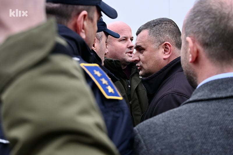 Danijel Jošić u raspravi sa policajcima (Foto: V. D./Klix.ba)