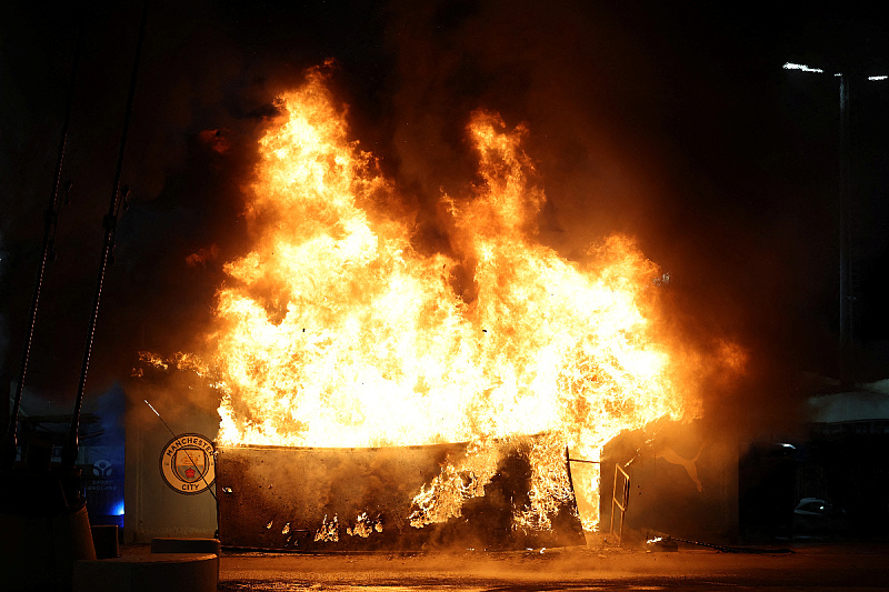 Veliki požar ispred Etihada (Foto: Reuters)