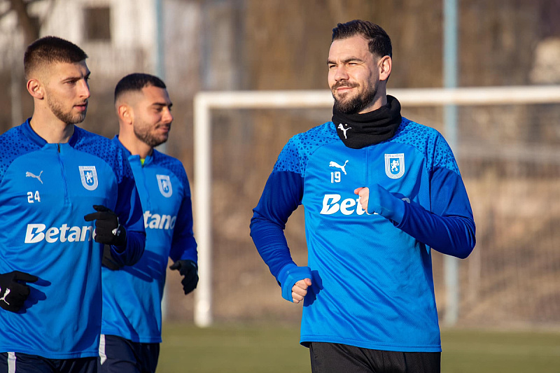 Koljić (desno) na treningu Universitatee (Foto: Facebook/Universitatea Craiova)