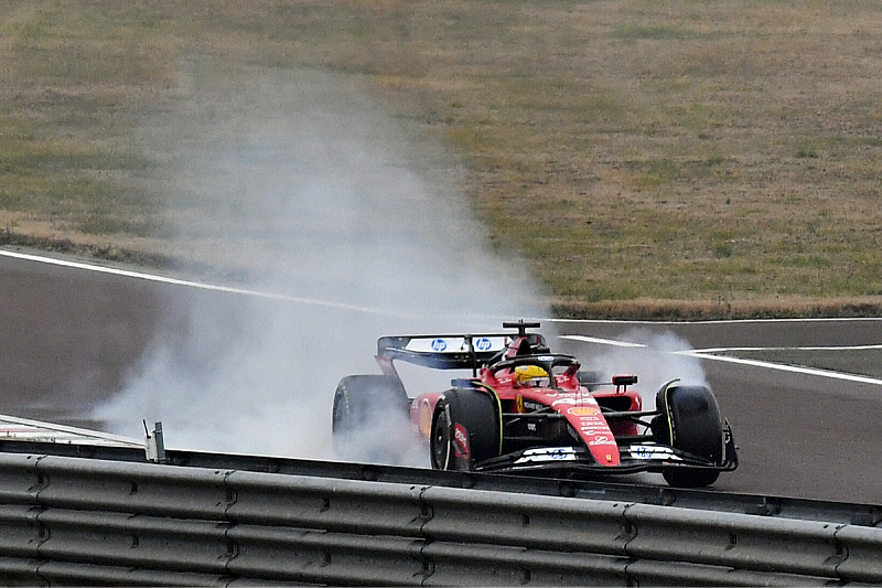 Hamilton se navikava na novi tim (Foto: Reuters)