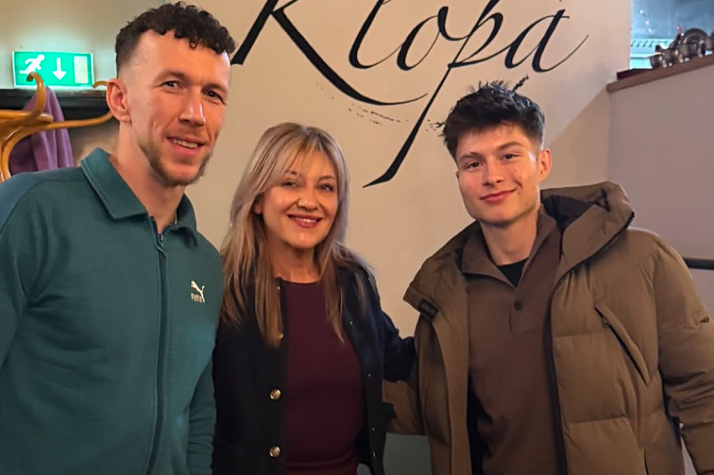 Ivan Perišić i Esmir Bajraktarević s vlasnicom restorana (Foto: Instagram)