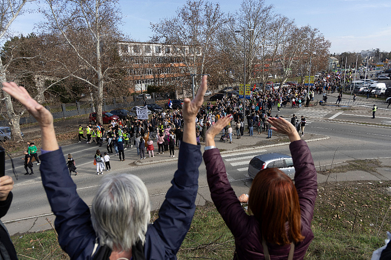 Beogradski studenti u šetnji prema Novom Sadu (Foto: Reuters)