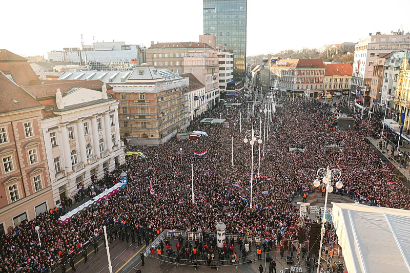 Desetine hiljada navijača dočekalo rukometaše na Trgu bana Jelačića