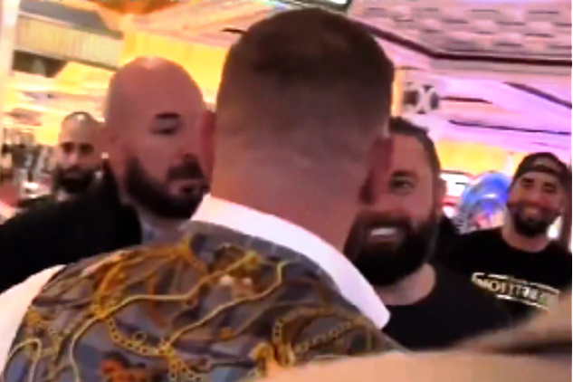 Trenutak kada je McGregor pljunuo čovjeka (Foto: Screenshot)