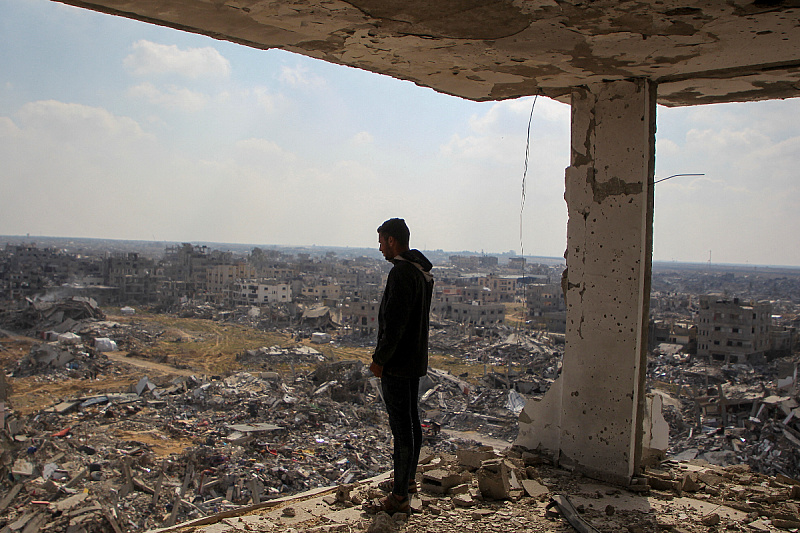 Palestinac gleda Gazu (Foto: Reuters)