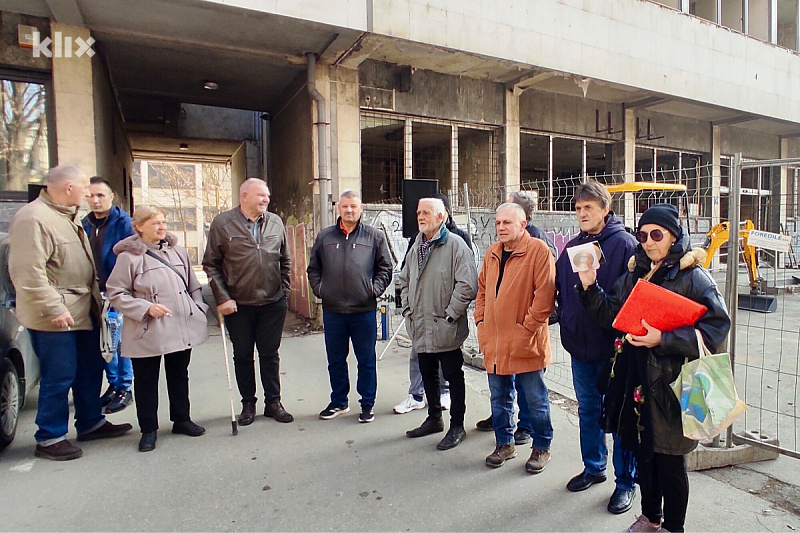 Grupa članova Sindikata solidarnosti ispred zgrade SodaSo (Foto: A. K./Klix.ba)