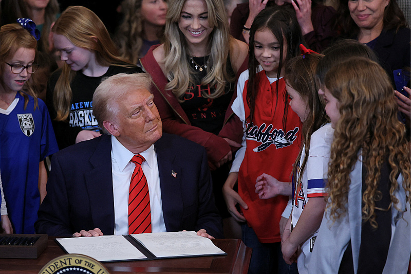 Donald Trump na potpisu odluke koja će izazvati kontroverze (Foto: Reuters)