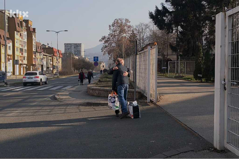 Bošnjaka je ispred KPZ Zenica dočekao njegov otac (Foto: E. M./Klix.ba)