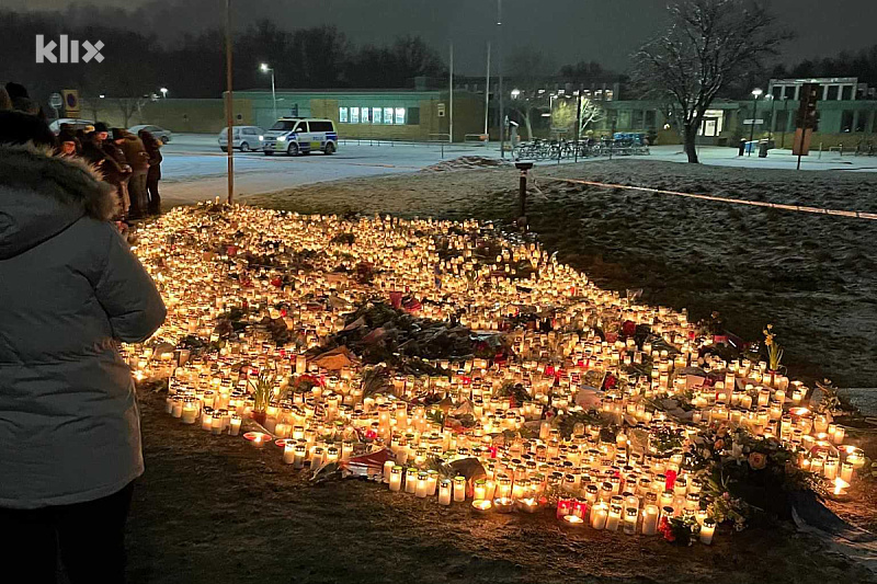 Paljenje svijeća za ubijene (Foto: Klix.ba)