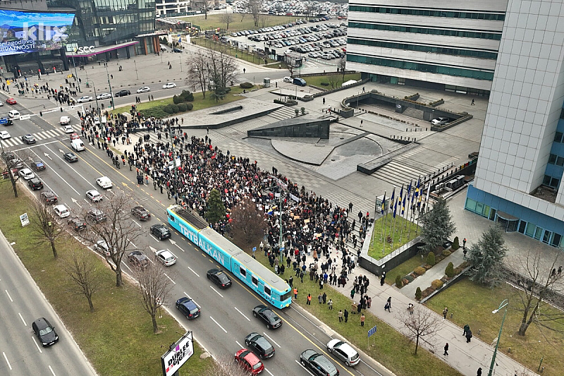 Današnji protesti ispred državnih institucija (Foto: D. S./Klix.ba)