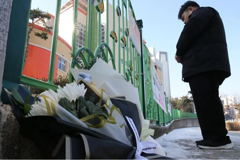 Južna Koreja: Građani su položili cvijeće ispred osnovne škole (Foto: Vijesti 1/BBC)