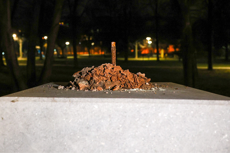 Uništena bista u sarajevskom parku (Foto: Reuters)