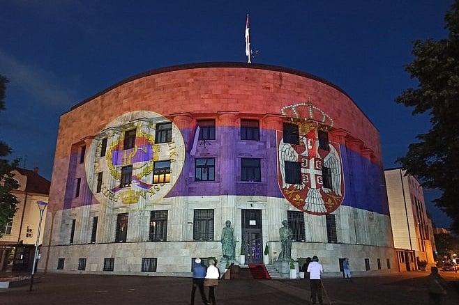 Palata RS-a na osvijetljena zastavom Srbije (Foto: RTRS)