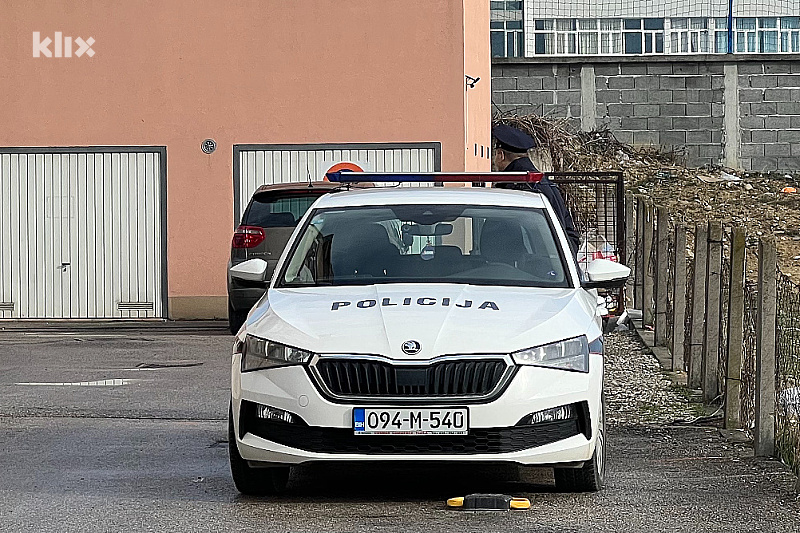 Policija ispred zgrade u kojoj je počinjen zločin (Foto: A. K./Klix.ba)