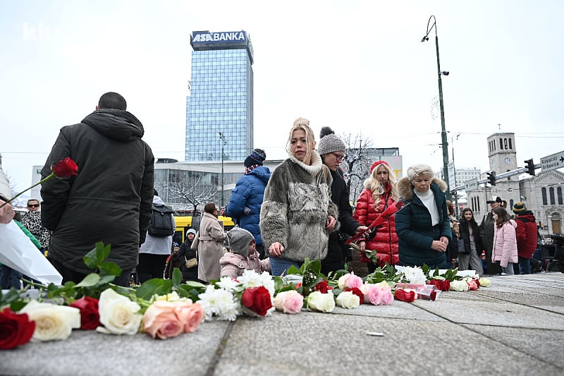 Sarajevo: Građani su jučer ostavili cvijeće za ubijenu Inelu i njenog sina (Foto: FENA)