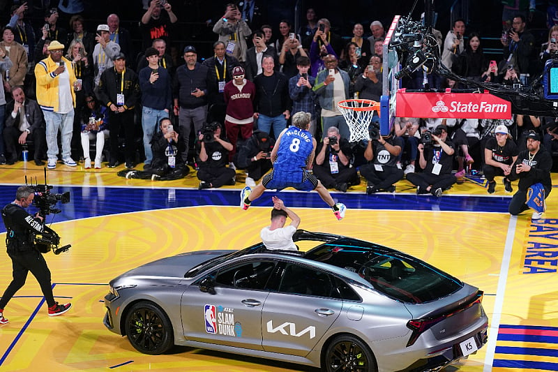 Mac McClung zakucao preko automobila (Foto: Reuters)