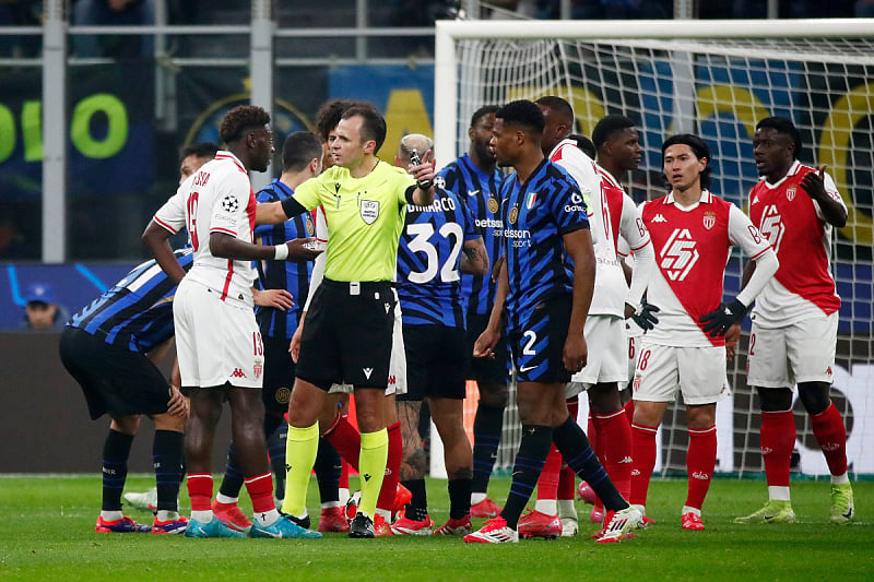 Irfan Peljto dijelio pravdu na utakmici Inter - Monaco (Foto: Reuters)