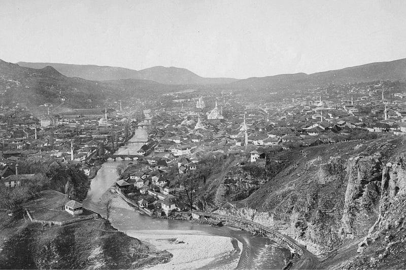 Sarajevo 1870. Na ulazu grada se vidi i tekija Isa-beg Ishakovića, izgrađena 1462; a srušena 1957. godine