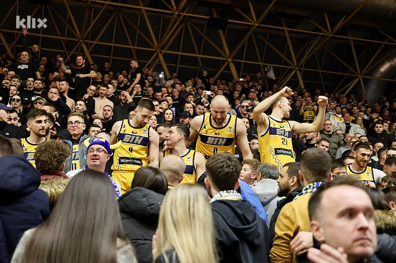 Ludnica u Mejdanu nakon plasmana BiH na Eurobasket (Foto: I. Š./Klix.ba)