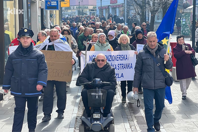 Penzioneri su učestvovali I u protestnoj šetnji (Foto: A. K./Klix.ba)