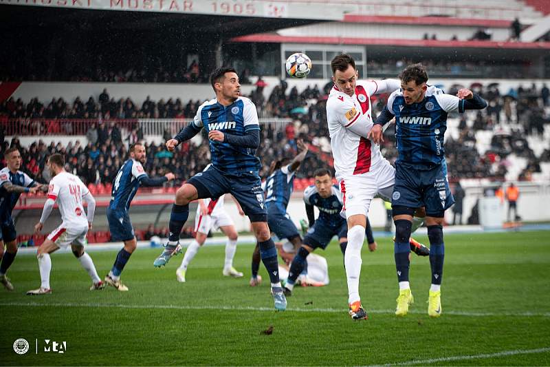 Barišić u duelu s igračima Željezničara (Foto: HŠK Zrinjski Mostar)