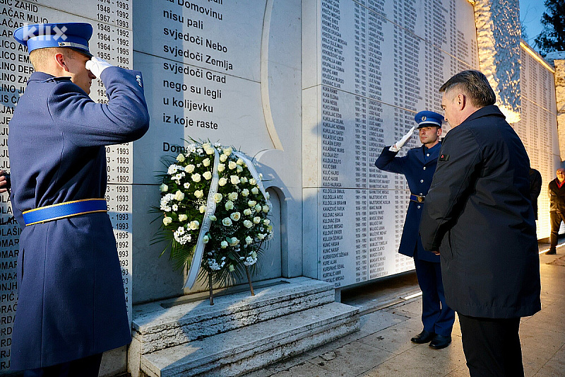 Željko Komšić polaganjem cvijeća odao počast poginulim borcima 101. motorizovane brigade ARBiH (Foto: I. Š./Klix.ba)