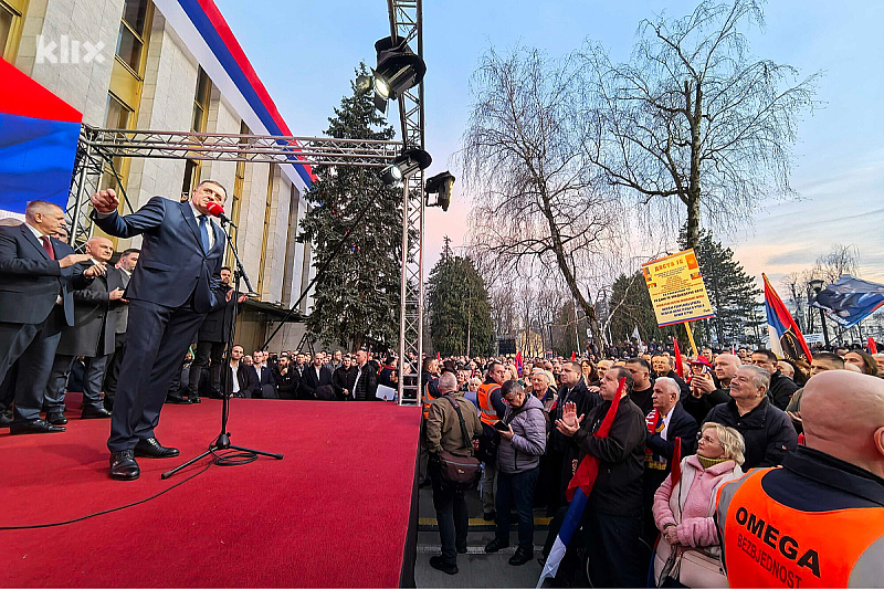 Miting u Banjoj Luci ispred NSRS (Foto: E. M./Klix.ba)