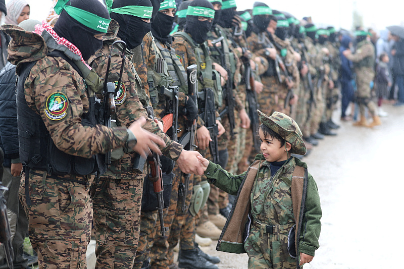 Pripadnici grupe Hamas pozdravljaju dječaka u Gazi (Foto: Reuters)