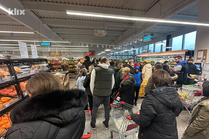 Ogromne gužve u tržnim centrima u Istočnom Sarajevu (Foto: Klix.ba)