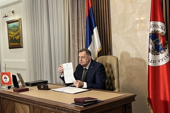 Milorad Dodik nakon potpisivanja ukaza (Foto: RTRS)