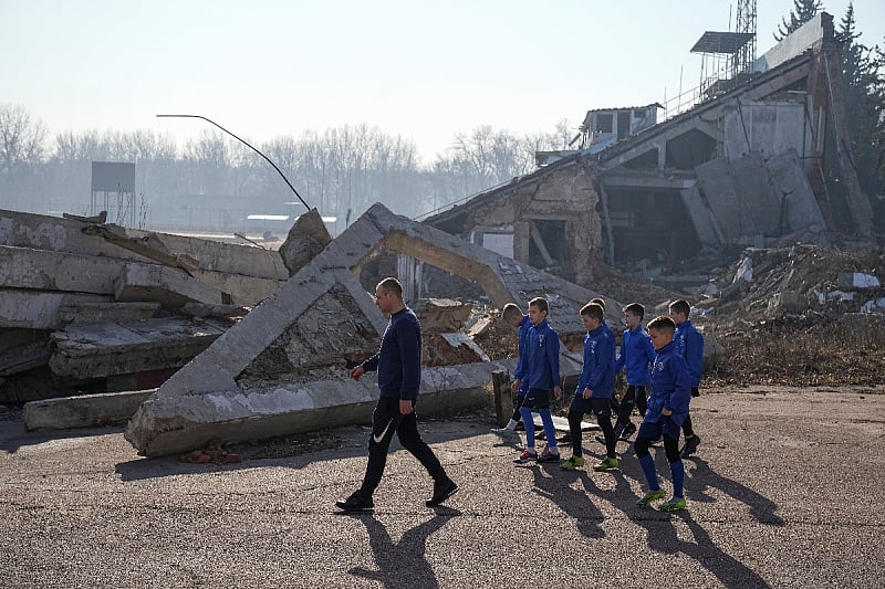 Oštećeni stadion u Chernivu (Foto: Reuters)