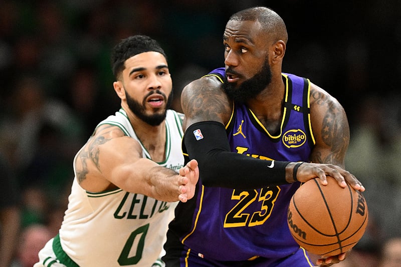 Jayson Tatum i LeBron James (Foto: Reuters)