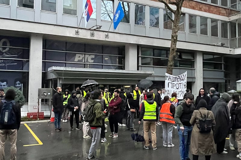 Današnji protest ispred RTS-a (Foto: Nova.rs)