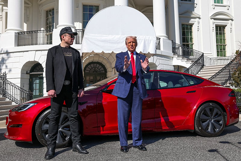 Elon Musk i Donald Trump pored Tesle model S (Foto: Reuters)