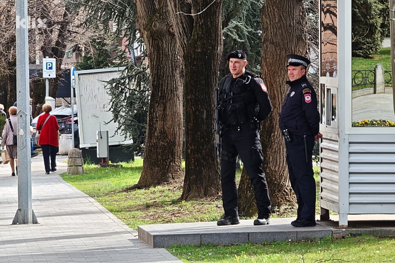 Policija ispred Palate RS-a (Foto: E. M./Klix.ba)