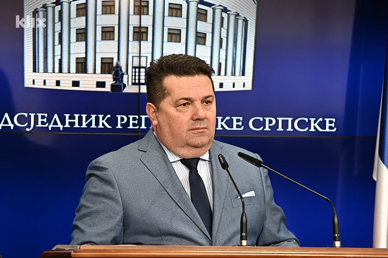 Nenad Stevandić na press konferenciji u BanjojLuci (Foto: E. M./Klix.ba)