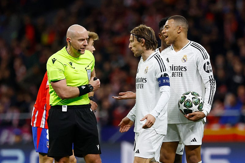 Luka Modrić u razgovoru sa sudijom Szymonom Marciniakom (Foto: Reuters)