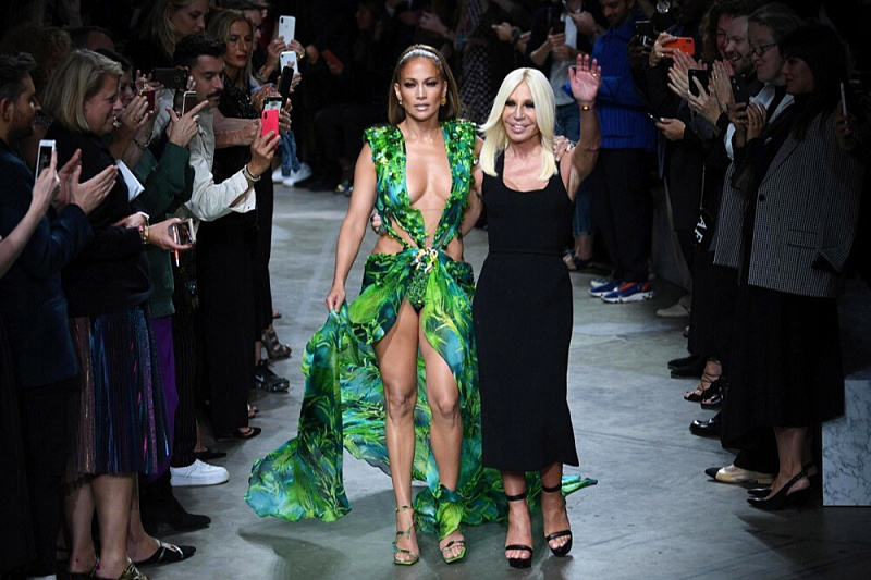 Donatella Versace sa Jennifer Lopez koja nosi "najpoznatiju haljinu na svijetu" (Foto: EPA-EFE)