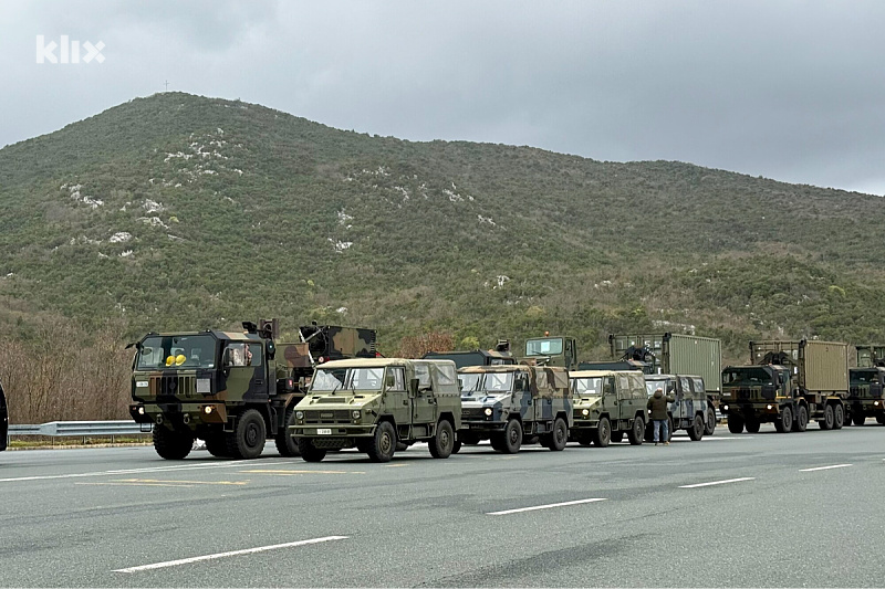 Vozila EUFOR-a na Graničnom prijelazu Bijača (Foto: D. Š./Klix.ba)