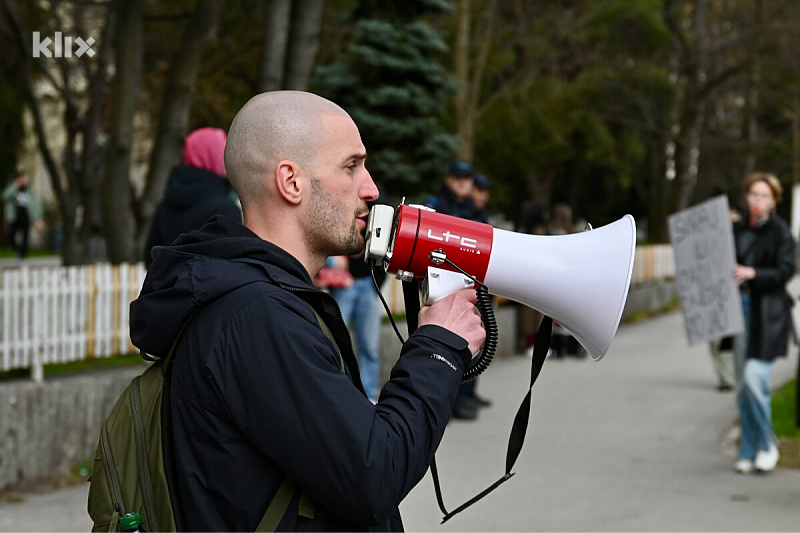 Studenti zbog manjka reakcije nadležnih na poplave održali protest u Sarajevu (Foto: V. D./Klix.ba)