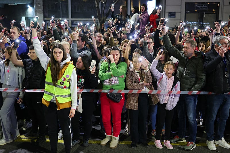 Veliki broj građana se sinoć okupio u Beogradu kako bi dočekali studente uoči današnjih protesta (Foto: Reuters)