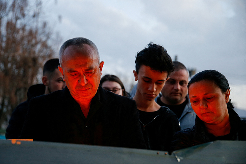 Građani se opraštaju od poginulih u požaru (Foto: Reuters)